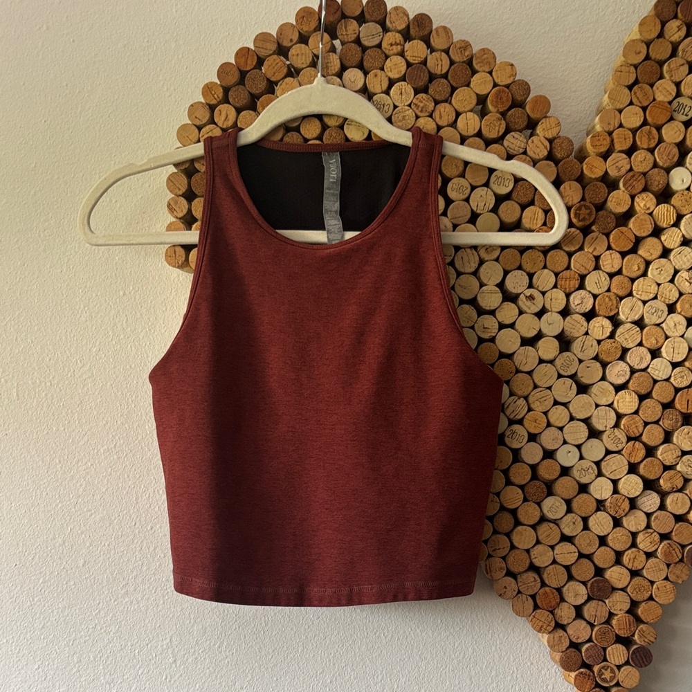 Vuori cropped bra tank in rust / clay color size medium